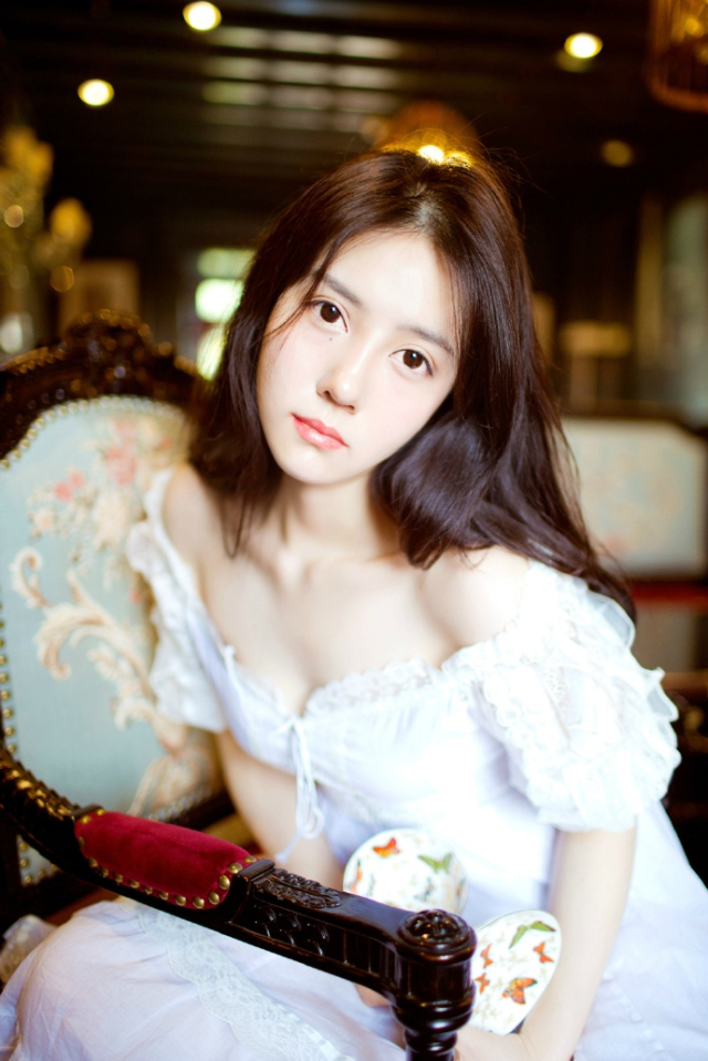 若要结婚，就嫁给一个视你如宝贝的男人，他会宽容你的小毛病，原谅你的不周到;他能照顾你，仿佛你是他的小妹妹;他能溺爱你，仿佛你是他的小宠物;他能赶走你偶尔冒出来的坏情绪，他能抱着你睡觉，给你做枕头，冬天不嫌你冷，夏天不嫌你热。